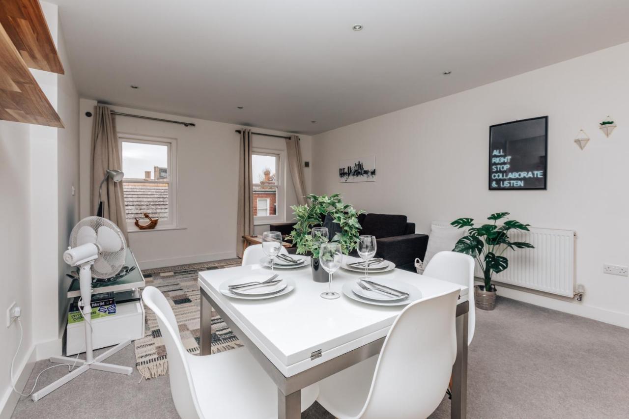 Central Modern Flat For 4-6 & Dedicated Parking Henley-on-Thames Exterior foto